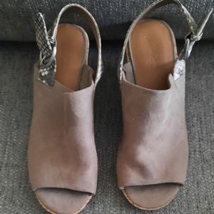 Universal Thread Womans  Beige Sandals Size 6.5